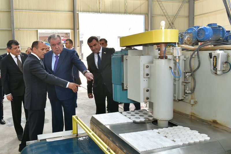 Президенти Ҷумҳурии Тоҷикистон Эмомалӣ Раҳмон дар ноҳияи Ванҷ корхонаҳои истеҳсоли калсит, коркарди мармар ва сангҳои ороишии ҶСП «Мармар Стоун»-ро ифтитоҳ намуданд