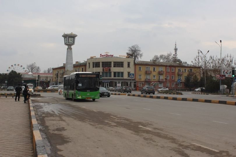 НАҚЛИЁТИ ҶАМЪИЯТӢ. Он бояд танҳо дар истгоҳҳо  қарор кунад, на сари ҳар қадам!