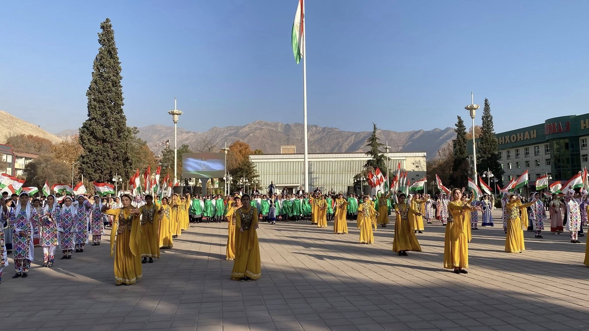 ТАҶЛИЛИ РӮЗИ ПАРЧАМИ ДАВЛАТӢ БО РОҲПАЙМОИИ ОСОИШТАИ 4 ҲАЗОР НАФАР ДАР ШАҲРИ НОРАК