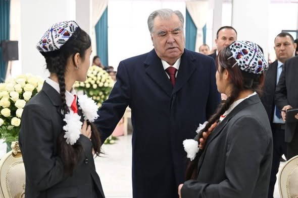 Мулоқот бо ятимони кулл, хонандагони болаёқат, ғолибони озмунҳои ҷумҳуриявӣ дар шаҳри Бохтар ва тақдими туҳфаҳо ба онҳо