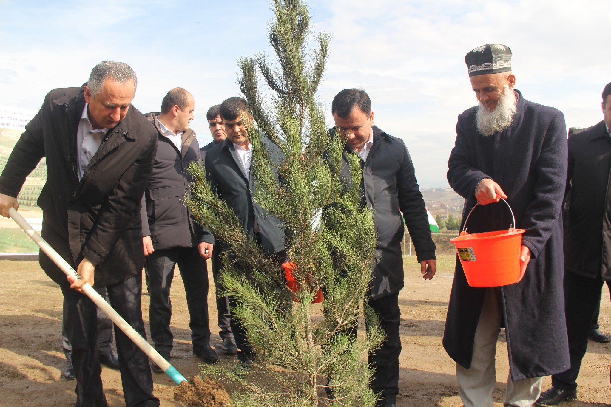 КӮЛОБ: РАИСИ ВИЛОЯТИ ХАТЛОН ДАР МАЪРАКАИ НИҲОЛШИНОНӢ ШИРКАТ НАМУД