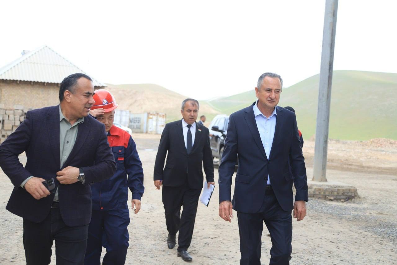 ШИНОСОИИ РАИСИ ВИЛОЯТ БО ҶАРАЁНИ КОРҲОИ СОХТМОНИИ КОРХОНАИ «ХИШТИ ХАТЛОН» ДАР НОҲИЯИ ВАХШ