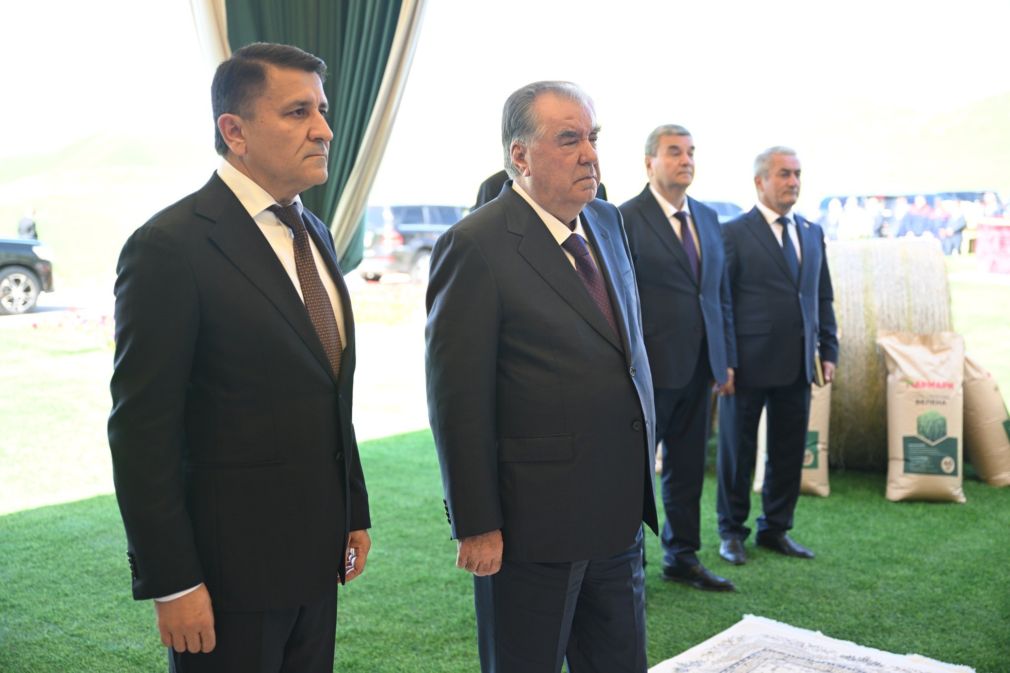 Санги асоси бунёди марҳилаи дуюми Маҷмааи парандапарварии Мармарӣ дар се самт дар деҳаи Гулафшони деҳоти Сафобахши ноҳияи Данғара